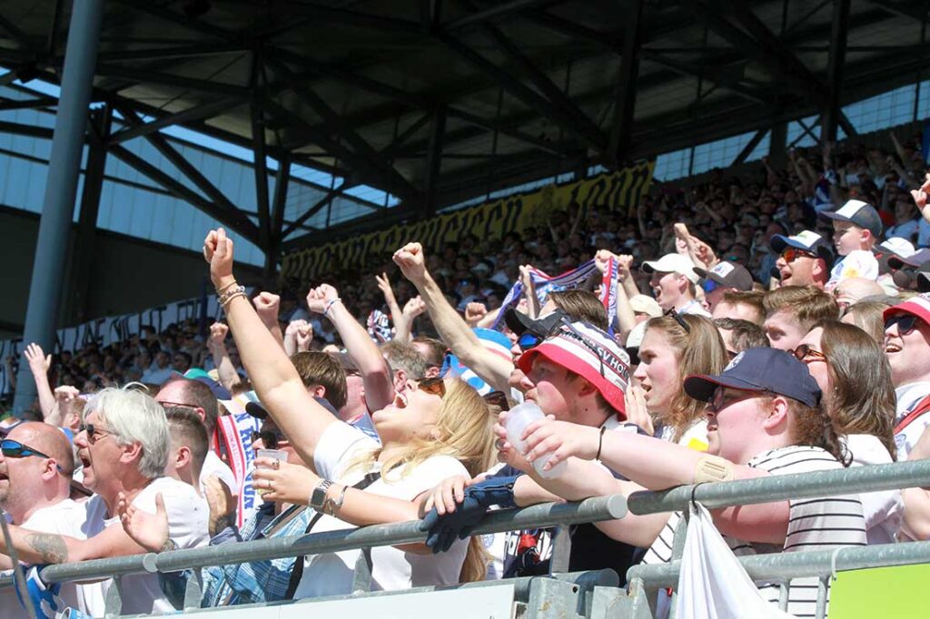 Echte Freude und schöner Jubel der Holstein-Fans nach dem 1:0. © 2026 Ismail Yesilyurt