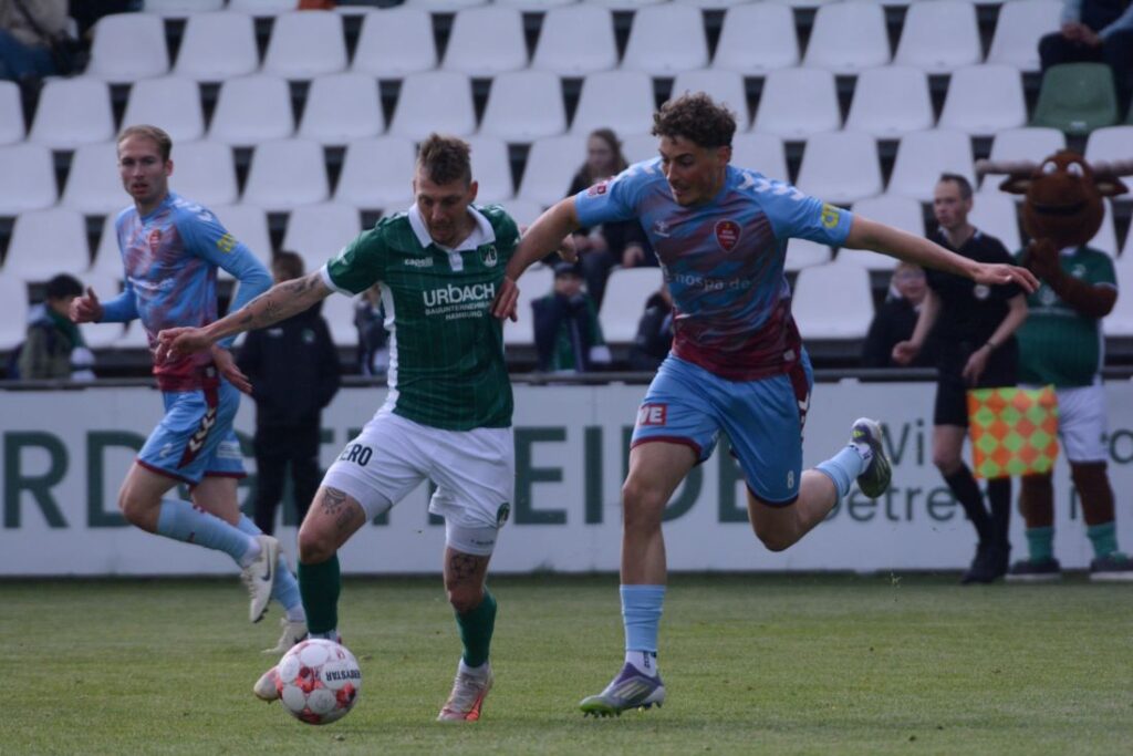 Fabian Istefo (VfB Lübeck) gegen Raul Celotto (Weiche Flensburg). © 2026 Olaf Wegerich