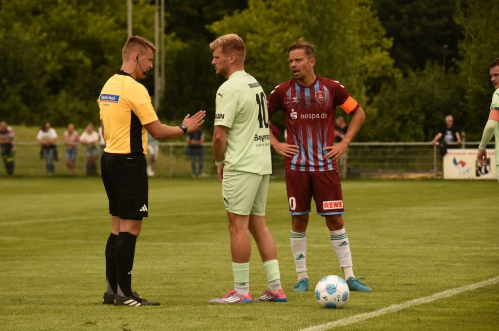 Florian Lisiak hier mit Nils Drauschke vom PSV Neumünster und Mats Albaek (damals noch Weiche Flensburg). © 2026 Olaf Wegerich