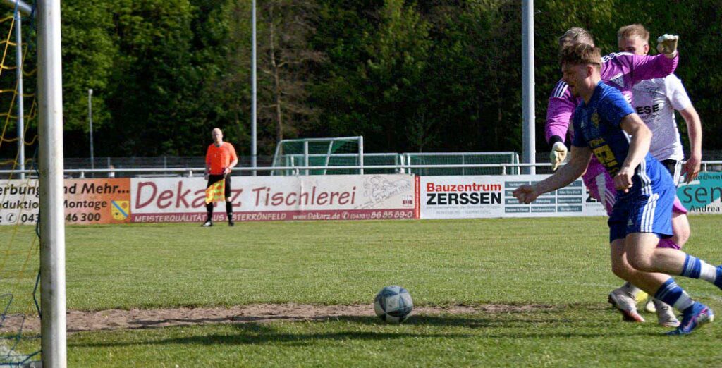 Jamie Liß (Osterrönfelder TSV) vollendet gleich zum 3:1 gegen Alemannia Wilster. © 2026 Osterrönfelder TSV