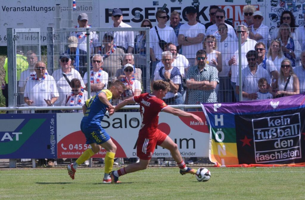 Janek Sternberg (SV Todesfelde) gegen Michel Dammeier (Phönix Lübeck). 2026 Olaf Wegerich
