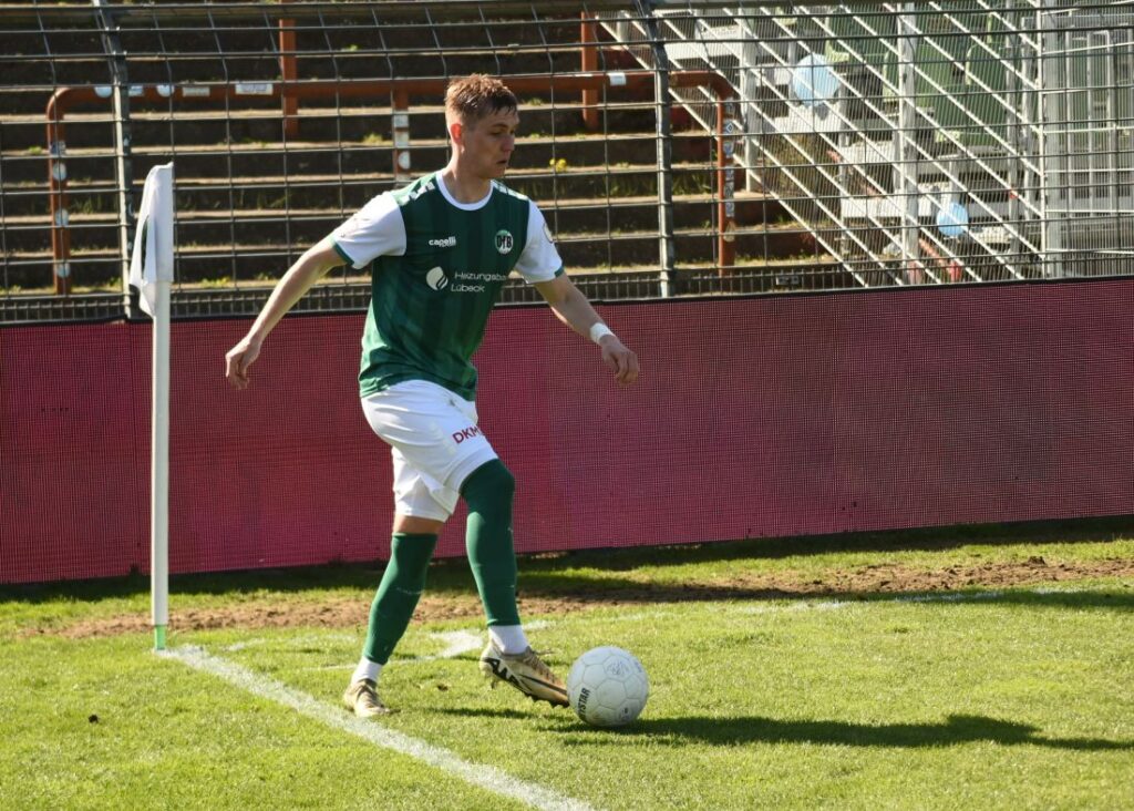 Julian Albrecht wird sich dem FC Dornbreite Lübeck anschliessen. © 2025 Olaf Wegerich