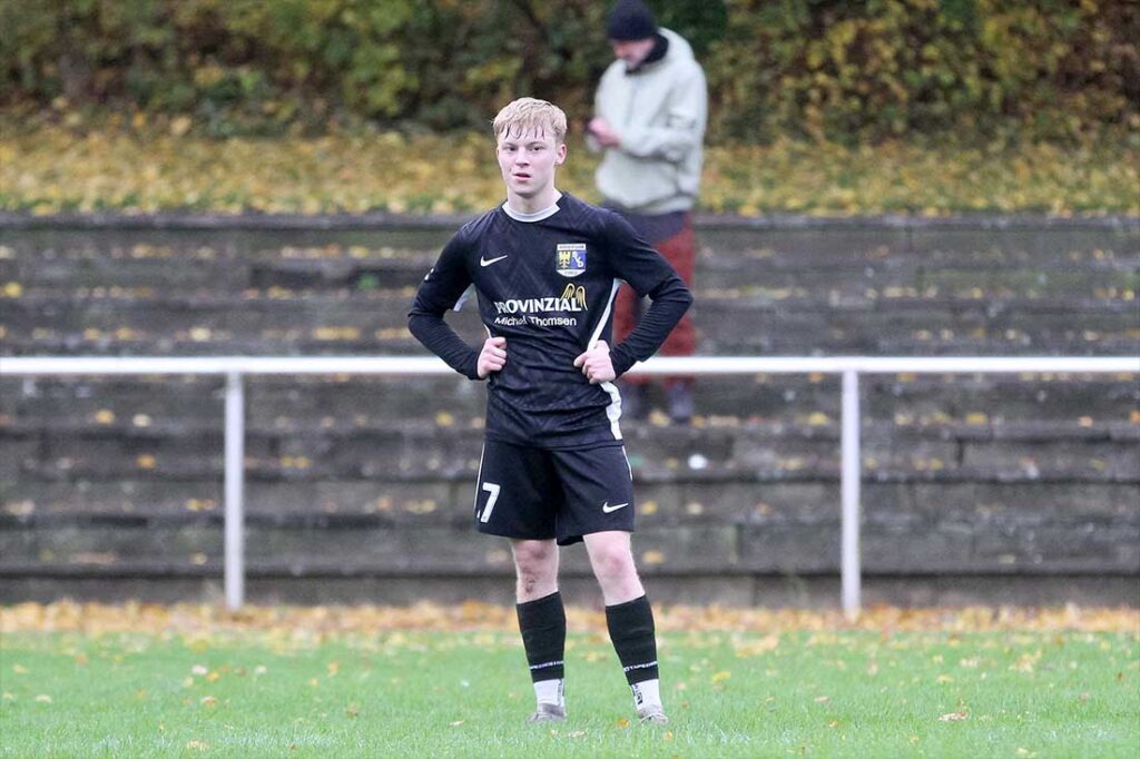 Kevin Thomsen bringt den SV Dörpum mit 1-0 nach vorne. © 2025 Ismail Yesilyurt