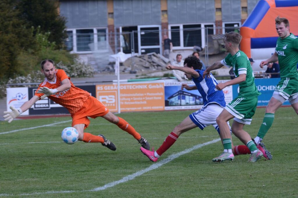 Lasse Böttcher (TUS Nortorf) trifft zum 4-0. © 2026 Olaf Wegerich