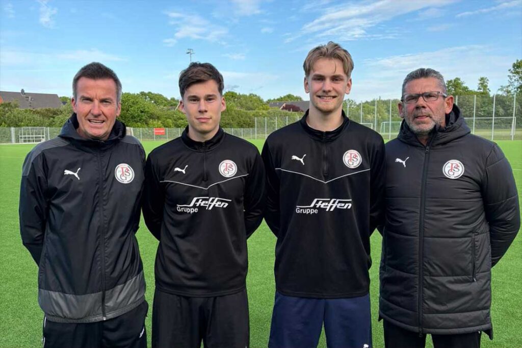 Ligaobmann Uli Schröder, Jerik Willert, Tino Spierling und Neutrainer Jörg Ahrens (v. l.). © 2026 Probsteier SG