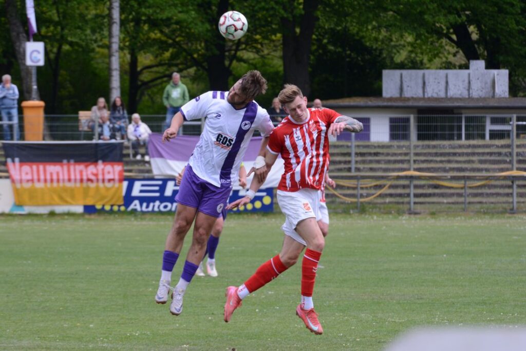 Manuel Carvalho (VfR Neumünster) und Lucas Irmler (SV Eichede) im Kopfballduell. © 2026 Olaf Wegerich