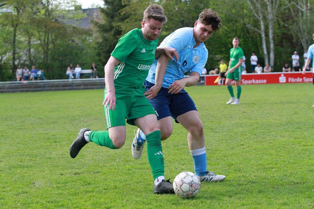 Maximilian Bormann (li., Gremersdorf) im Zweikampf gegen Laurits Stengel (Suchsdorfer SV). © 2026 Ismail Yesilyurt
