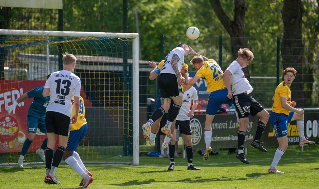 Mika Kieselbach (Heider SV) köpft den Ball vor Tyler Körting (SV Todesfelde) weg. © 2026 Volker Schlichting