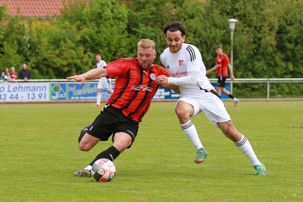 Nico Schümann (Probsteier SG) gegen Burak Özcan (re., TSV Flintbek). © 2026 Ismail Yesilyurt