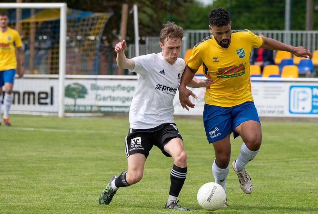 Noah Awuku (SV Todesfelde) gegen Helge Kröger (Heider SV). © 2026 Volker Schlichting