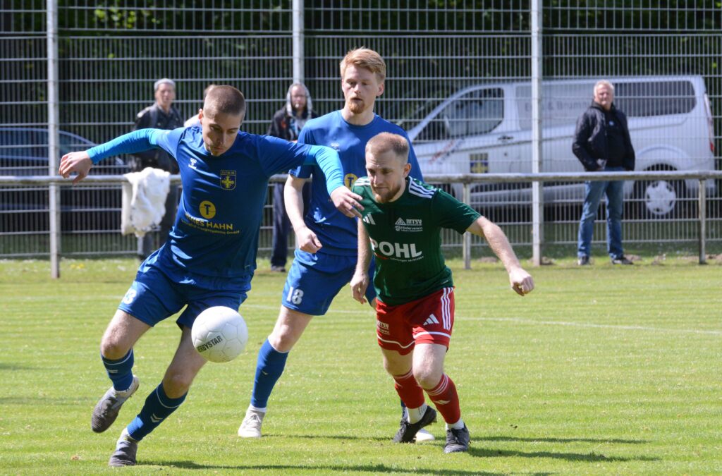 Phil Petersenn (Eutin 08) gegen Jorit Rathje (MTSV Hohenwestedt). © 2026 Olaf Wegerich