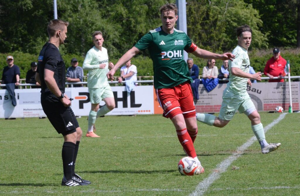Tjark Sievers (MTSV Hohenwestedt) gegen Tim Jansa (PSV Neumünster). © 2026 Olaf Wegerich