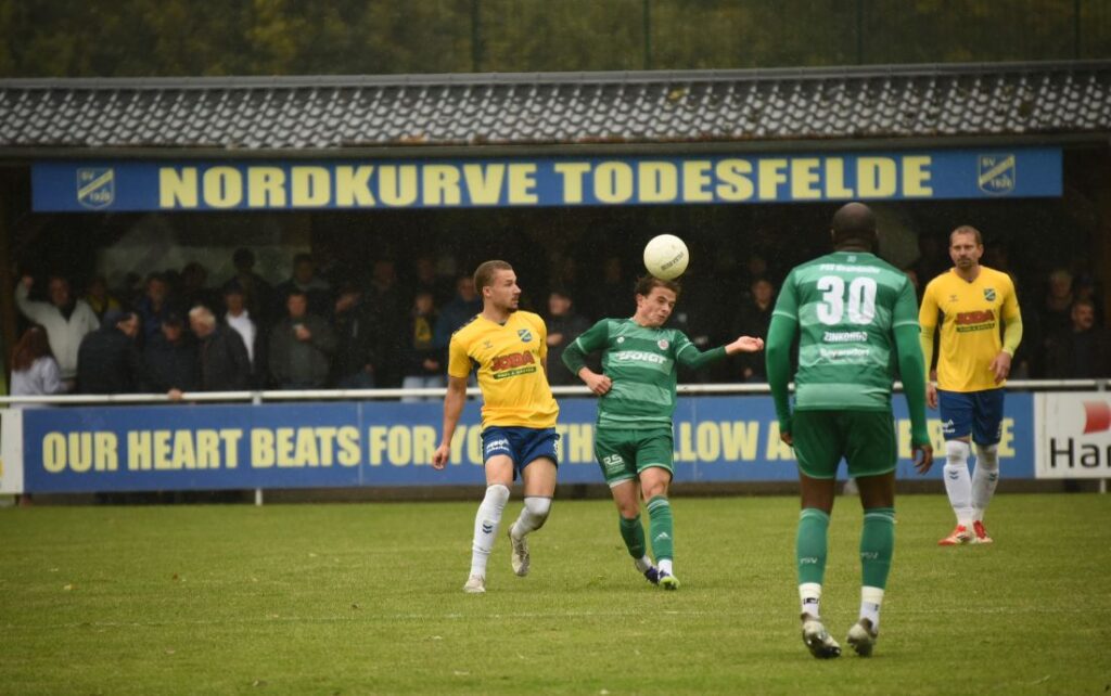 Tom Zarpe hier im Duell mit Noel Denis vom SV Todesfelde steht vor seiner Rückkehr. © 2025 Olaf Wegerich_074