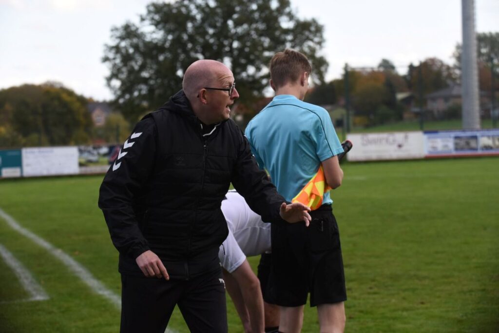 Trainer Stefan Pohlmann vom TSV Heiligenstedten ist immer mit vollen Engagement dabei. © Olaf Wegerich