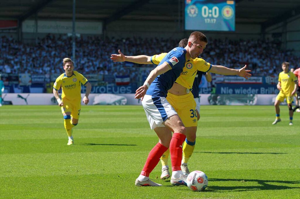 Trikottest gelungen - Marko Ivezic (Holstein Kiel) gegen Robin Heußner (Eintr. Braunschweig), der aber auch vorher seine Hand im Spiel hatte. © 2026 Ismail Yesilyurt