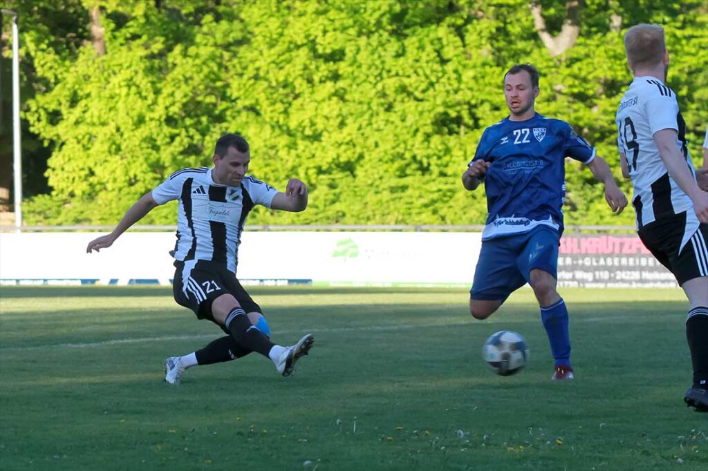 Yannick Meenken (Heikendorfer SV) mit dem 1=0, rechts Jens Henningsen (TSV Plön). © 2026 Ismail Yesilyurt