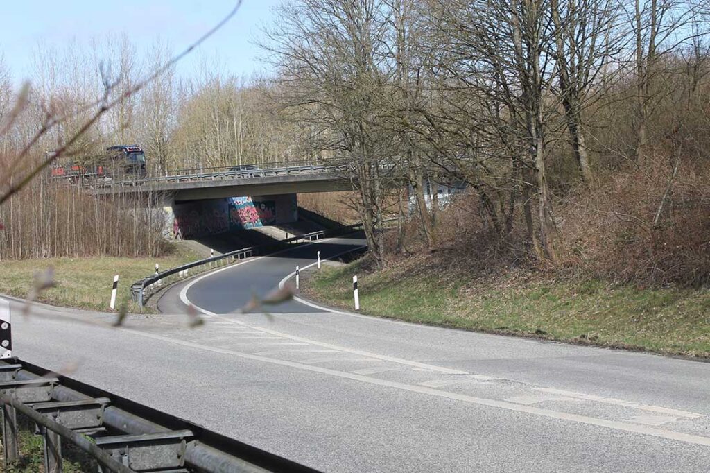Der gleiche Blick heute. Geparkt werden darf hier heute nicht mehr. © Stadtarchiv Kiel.JPG
