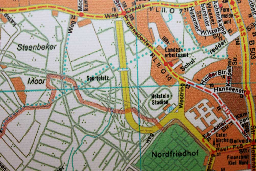 Stadtplan von 1977. Die Stadtautobahn ist fertig und trennt das Holstein-Stadion von den Hoheluft-„Sportplätzen“. Die Brücke verbindet die Holstein-Sportstätten. Über die Hoheluft-Sportplätze ist bereits der geplante Holstein-Kreisel verzeichnet.