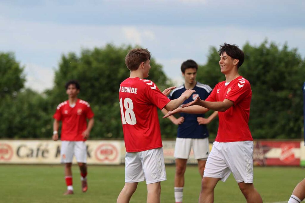 Carlo Meinert (r.) jubelt mit Anton Sperhake über seinen Treffer zum 3-0. © 2026 SV Eichede