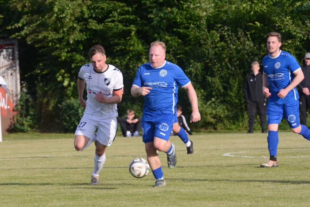 Christoph Wegener (TS Einfeld) gegen Yannik Imm (VfB Kiel). © 2026 Olaf Wegerich
