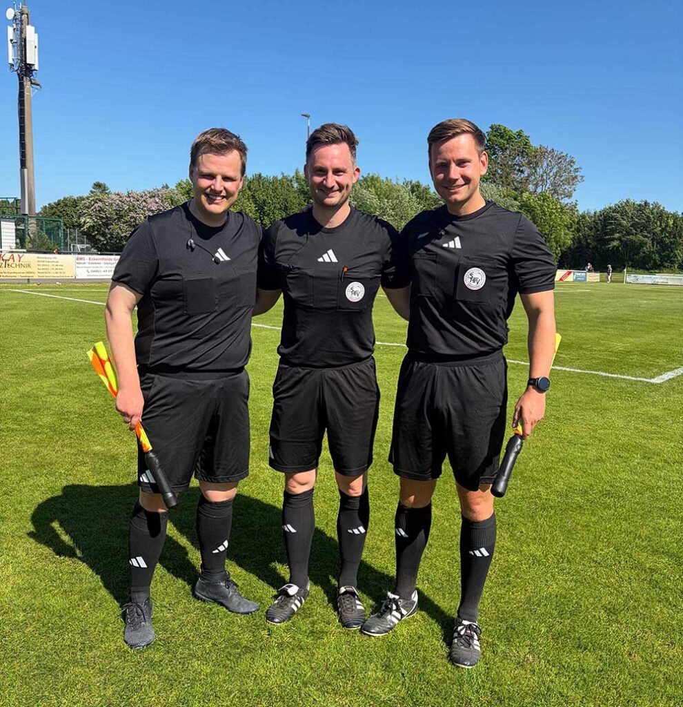 Das Oberligagespann Jesper Rieckmann, Hauke Moje und Tim Jeschkeit (v. li.) gut gelaunt vor dem Kreispokalfinale Eckernförder SV vs. TuS Rotenhof am 25. Mai 2026. Foto privat