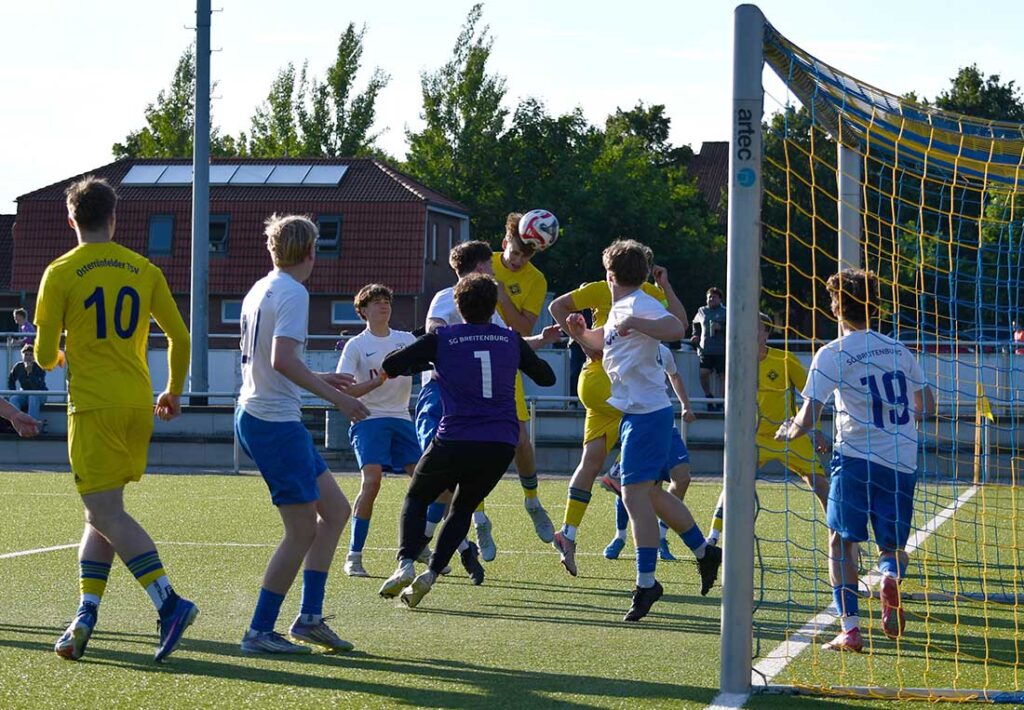 Hannes Kaminski sorgt mit seinem Kopfball nach Ecke früh für die 1-0-Führung des OTSV. © 2026 Markus Till
