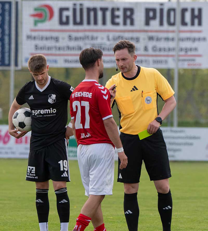 Hauke Moje verwarnt Marko Ljuljic vom SV Eichede. © 2026 Volker Schlichting
