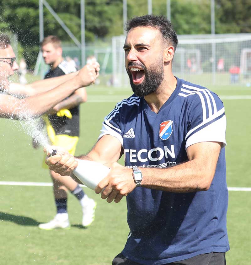 Leif Celik feiert mit der SpVg Eidertal Molfsee den Aufstieg in die Oberliga 2023-24. © 2026 SpVg Eidertal Molfsee