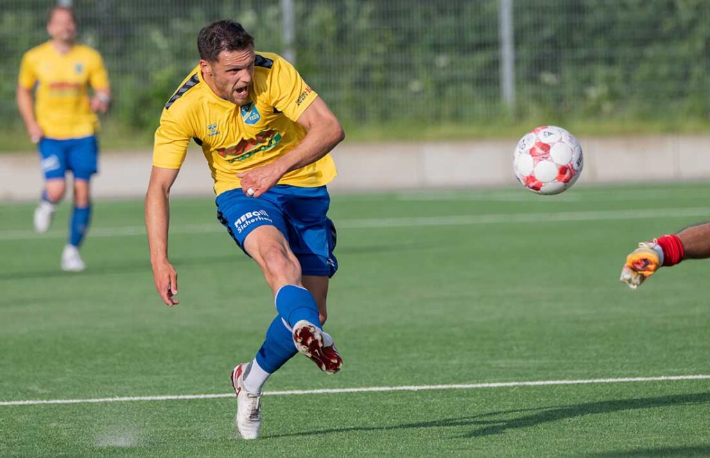 Mirko Boland (SV Todesfelde) mit einem Schuss, der abgeblockt wird. © 2026 Volker Schlichting