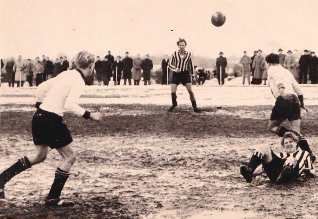 Punktspiel 1954 gegen den Heikendorfer SV. © Vereinsarchiv VfR Laboe