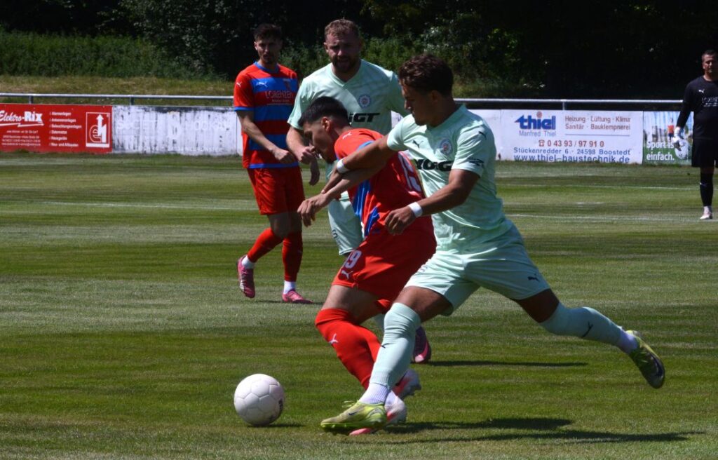 Abdullah Mert-Yaman (Drochtersen) gegen Vitali von der Mehden (PSV Neumünster). © 2026 Olaf Wegerich