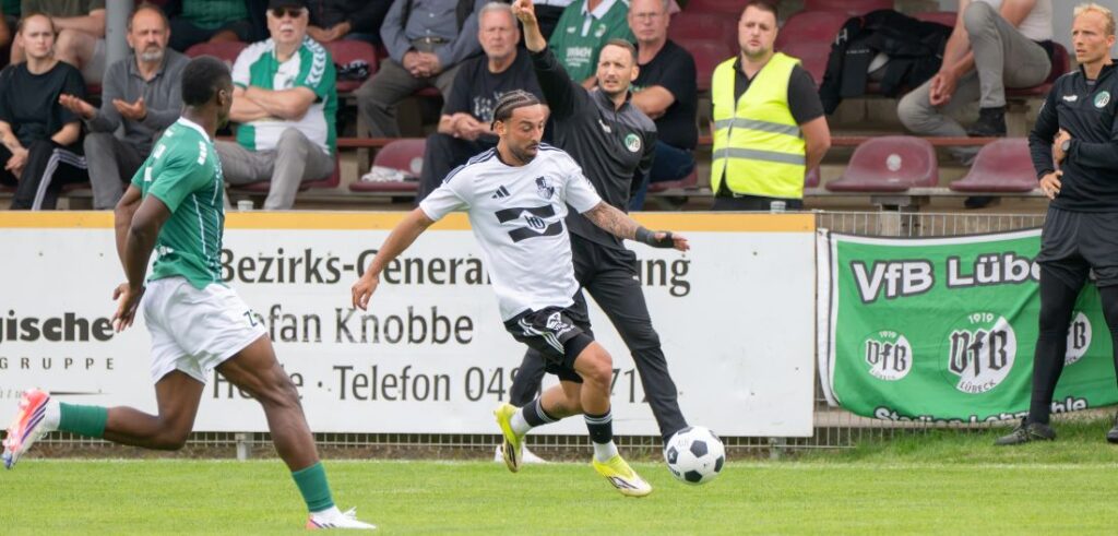 Azat Selcuk (Heider SV) versuchte immer wieder Druck über die Flügel zu machen. © 2026 Volker Schlichting