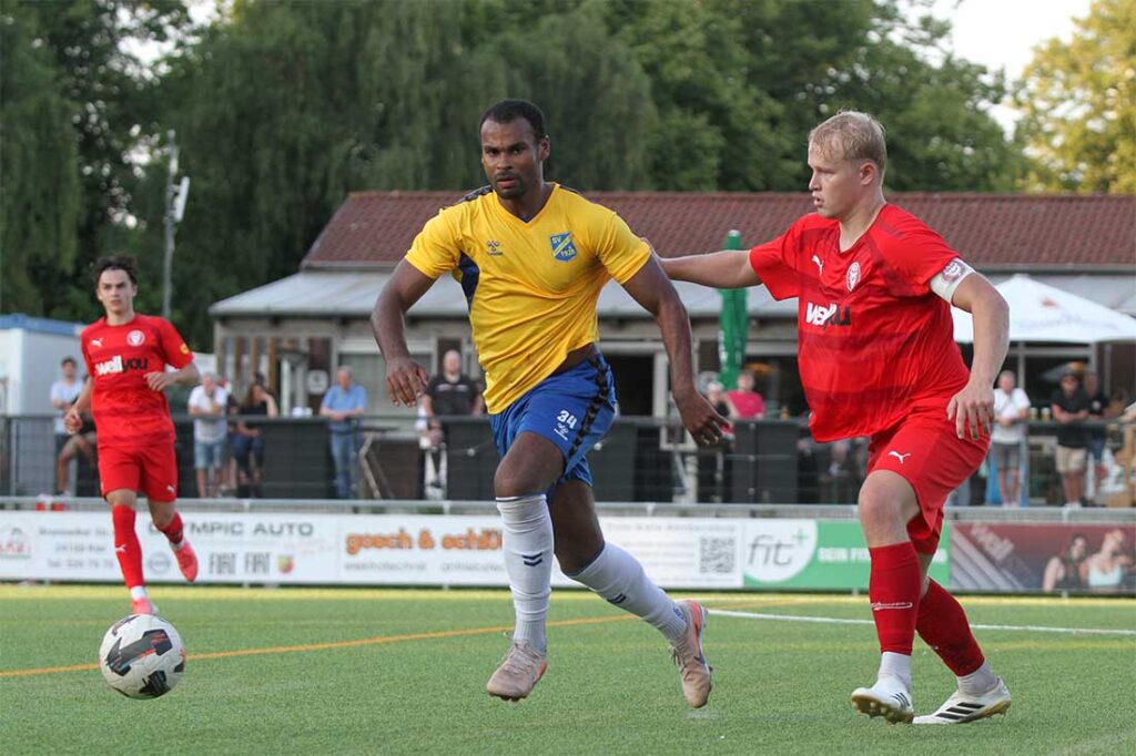Benjamin Petrick (SV Todesfelde) gegen Ove Witt (re., Kilia Kiel). © 2026 Ismail Yesilyurt