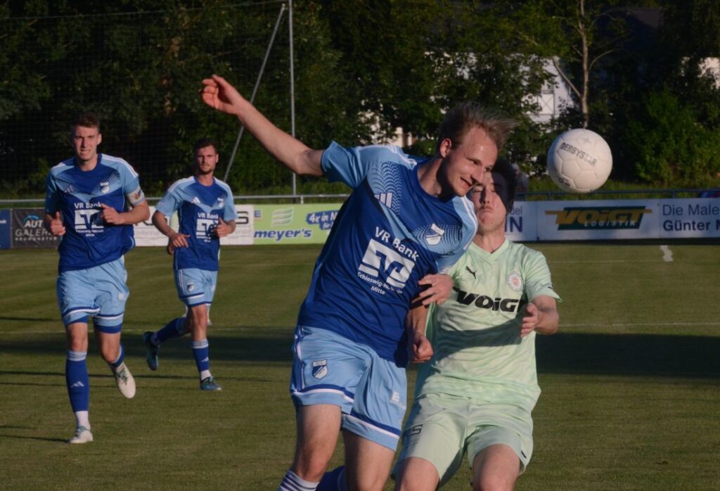 Christoph Ohm (TUS Rotenhof) klärt vor Meiko Werner (PSV Neumünster). © 2026 Olaf Wegerich