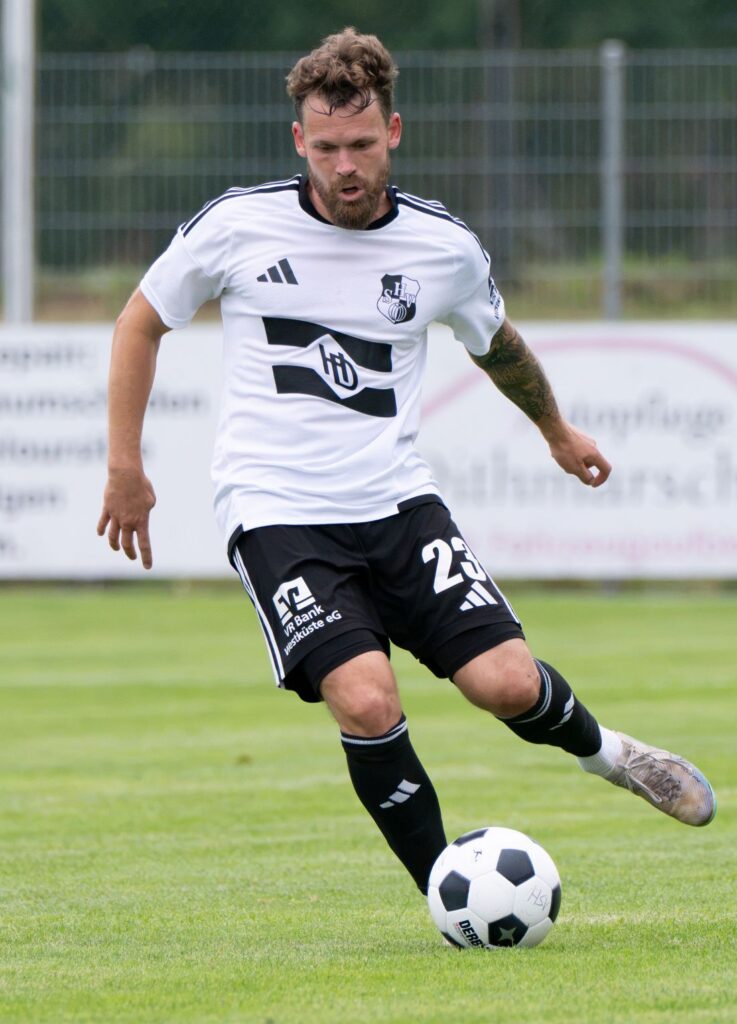 Christopher Buchtmann (Heider SV) versuchte immer wieder dem Spiel Struktur zu geben. © 2026 Volker Schlichting