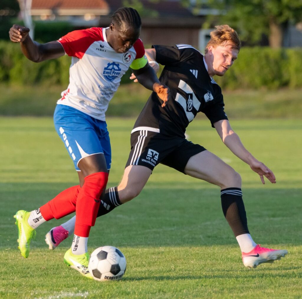 Daouda Soumah (Husumer SV) im Zweikampf mit Mathis Harms (Heider SV). © 2026 Volker Schlichting