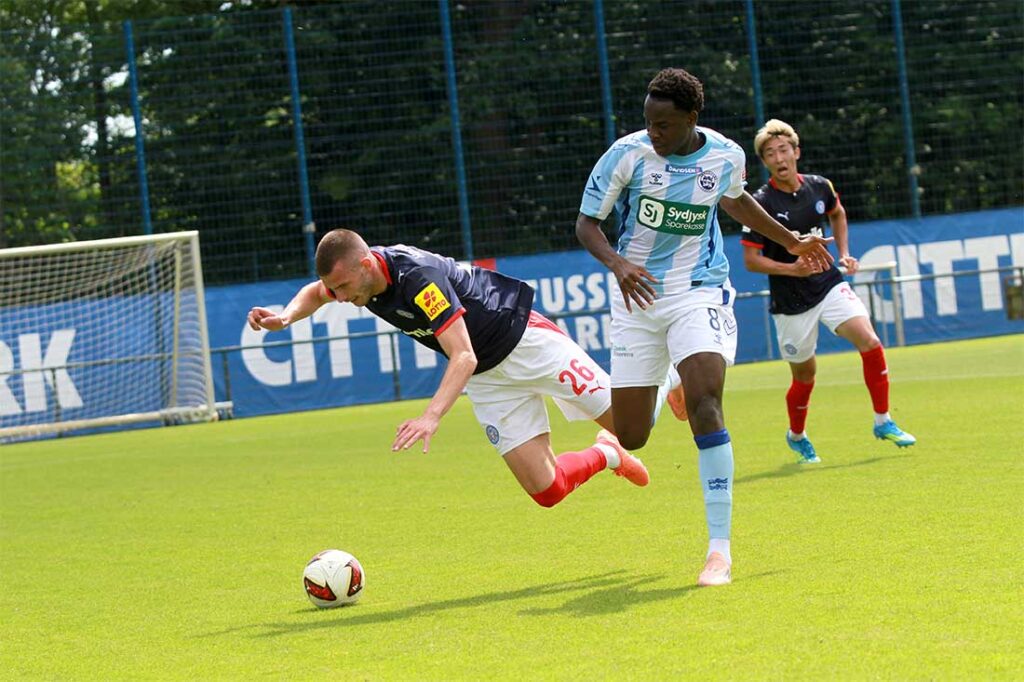 David Zec (Holstein Kiel) gegen Mohamed Cherif (re., Sonderjyske FB). © 2026 Ismail Yesilyurt
