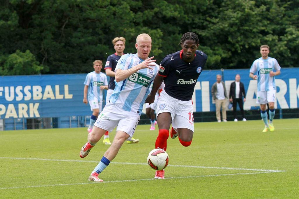 Faride Alidou (re., Holstein Kiel) gegen Simon Waever (Sonderjyske FB). © 2026 Ismail Yesilyurt
