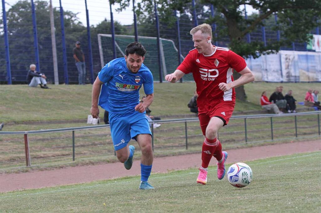 Faruk Sönmez (Inter Türkspor Kiel) gewinnt das Laufduell gegen Marcel bestmann. © 206 Ismail Yesilyurt
