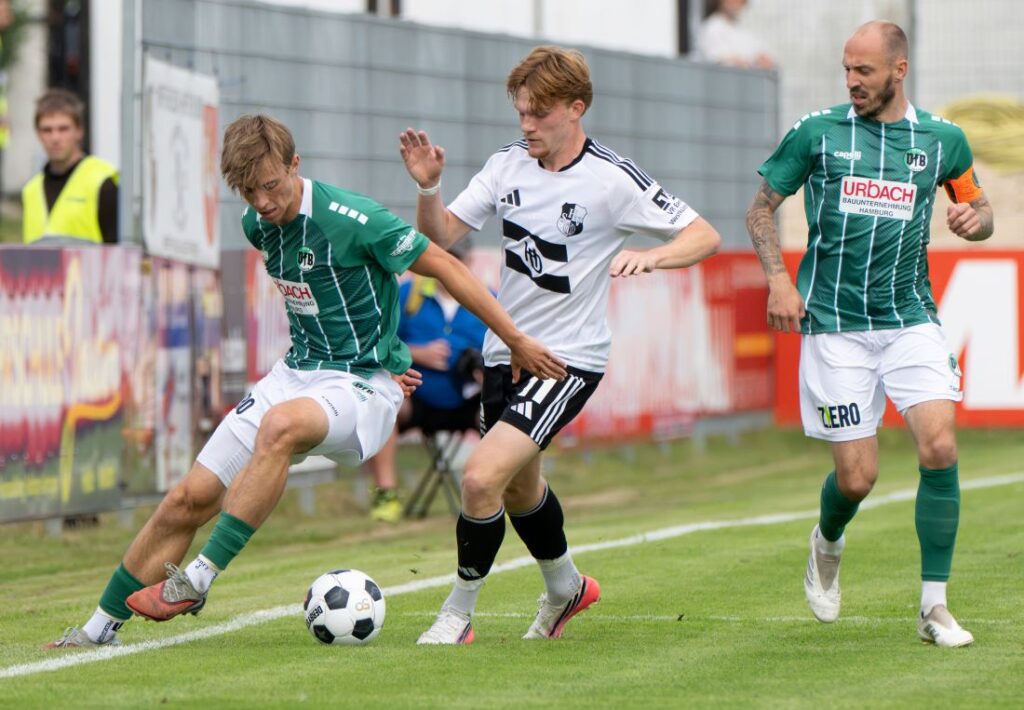 Henry Jeschonek (VfB Lübeck) im Duell mit Mathis Harms (Heider SV) Rechts Marvin Thiel. © 2026 Volker Schlichting