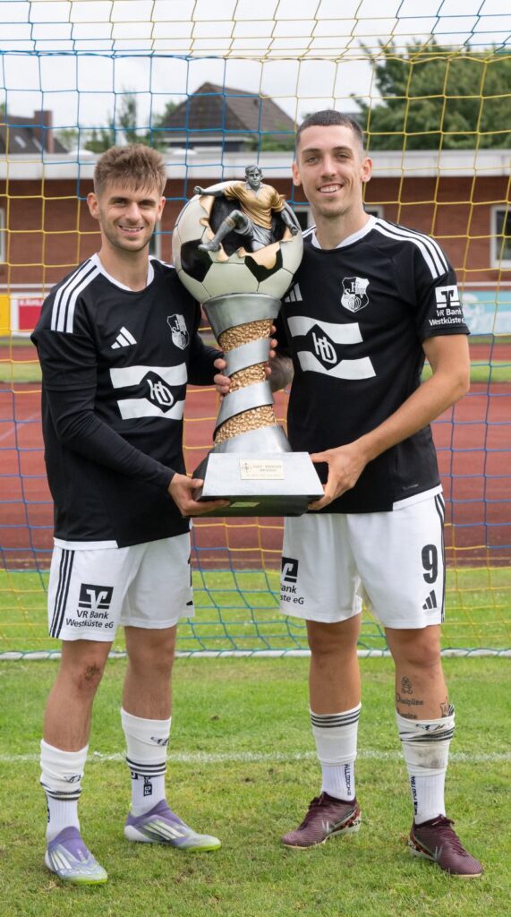Jannis Hinz und Mika Kieselbach präsentieren den Pokal. © 2026 Volker Schlichting