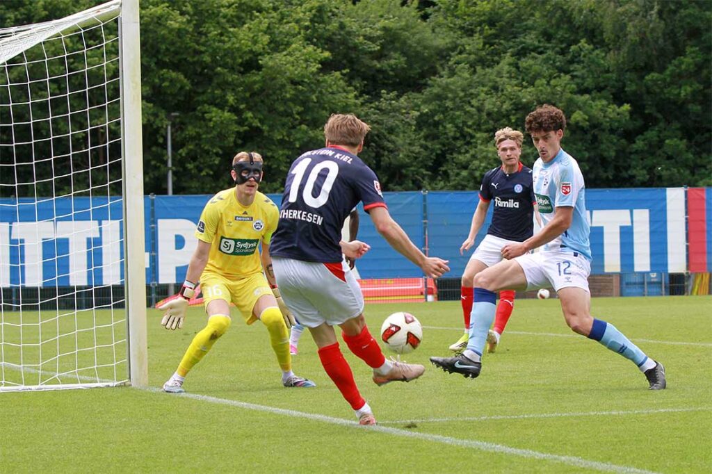 Jonas Therkelsen (Holstein Kiel) versucht einen Kunstschuss zum 2:1. © 2026 Ismail Yesilyurt
