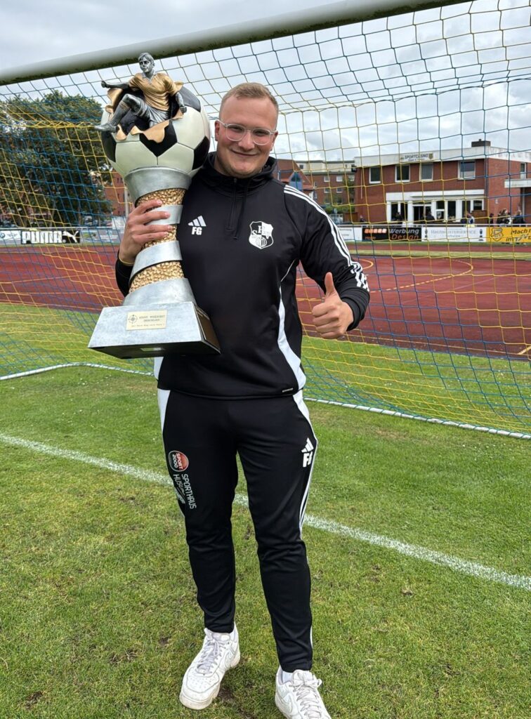 Ligamanager Finn Göttsche sichert den Pokal. © 2026 Volker Schlichting