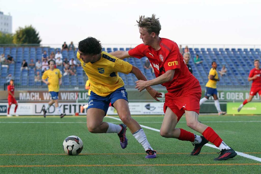 Lucas Groß (Kilia Kiel) versucht, Benny Soares (SV Todesfelde) den Ball abzujagen. © 2026 Ismail Yesilyurt