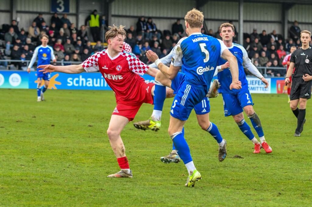 Lucas Schulze (Eintracht Norderstedt) gegen Peer Mahncke (BSV Kickers Emden). © 2025 Eintracht Norderstedt