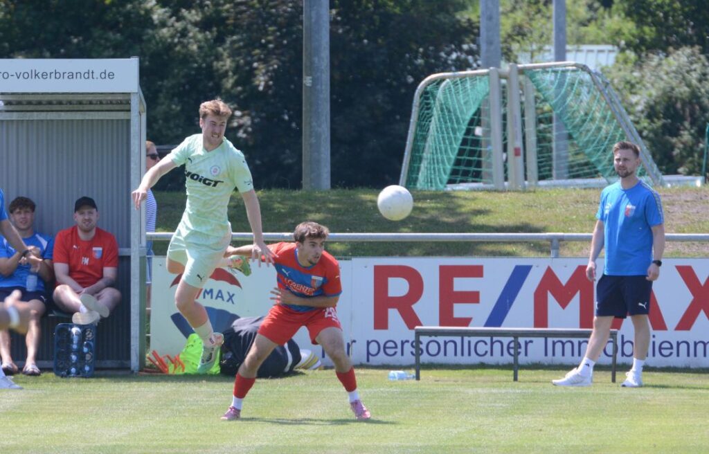 Meiko Werner (PSV) klärt vor Roberto Antonio Sandu (Drochtersen U 23). ©2026 Olaf Wegerich