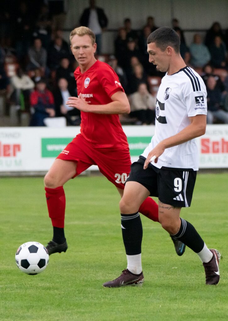 Mika Kieselbach (Heider SV) hier gegen Patrick Thomsen (TSB Flensburg) hatte den perfekten Tag und erzielte fünf Treffer. © 2026 Olaf Wegerich