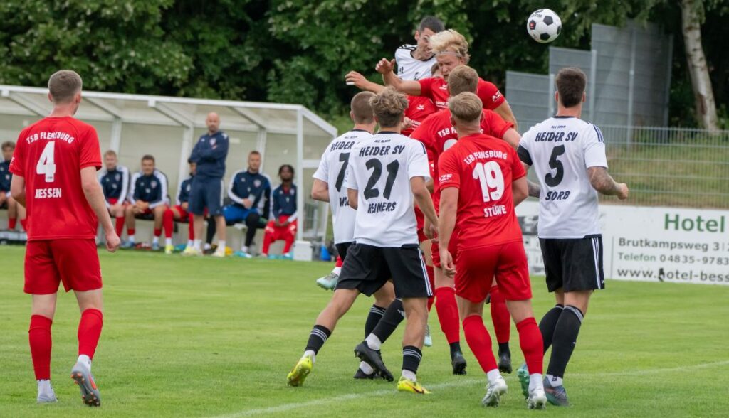 Mika Kieselbach das Kopfballungeheuer des Heider SV trifft. © 2026 Volker Schlichting