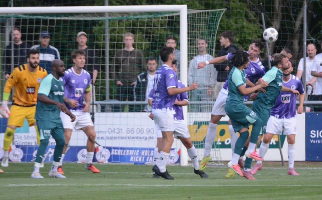 Nick Neca (VfR Neumünster) kann sich im Kopfballduell gegen Ayoub Assameur und Ben Luca Nohns (PSV Neumünster) durchsetzen. © 2026 Olaf Wegerich