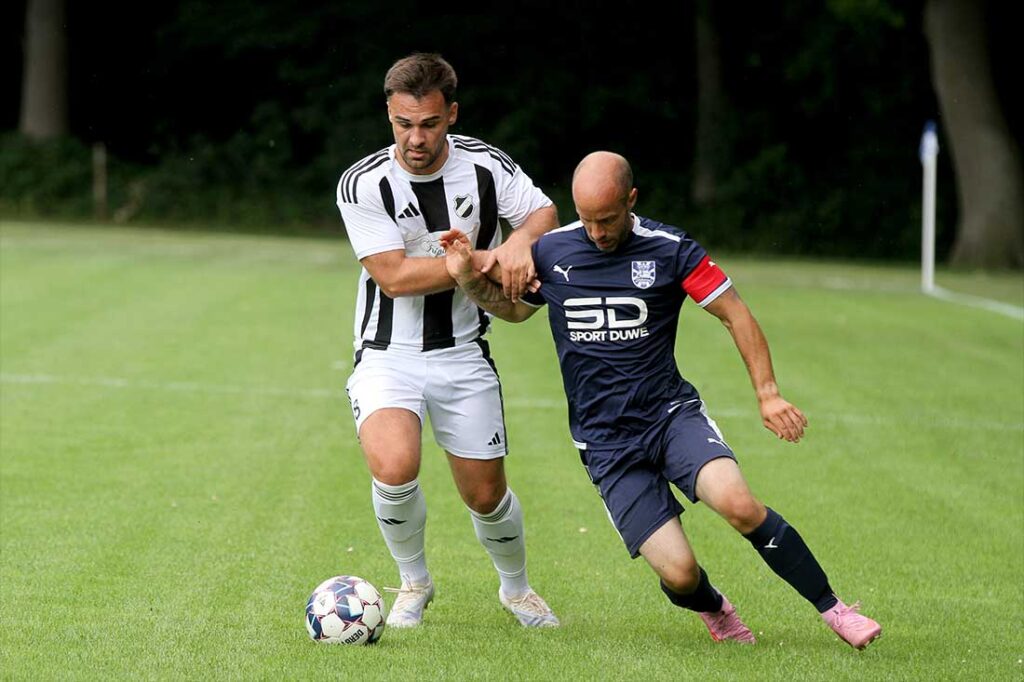 Nico Heinrich (Heikendorfer SV), der als IV viel Offenisvdrang zeigte, gegen Lars Gruenewald (re., FC Holtenau). © 2026 Ismail Yesilyurt